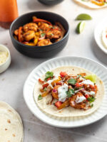 Fajitas aux crevettes, crème sure à la lime