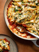 Coquilles farcies à la ricotta, kale et oignons caramélisés