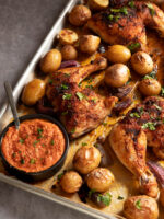 Plaque de poulet et patates, sauce romesco